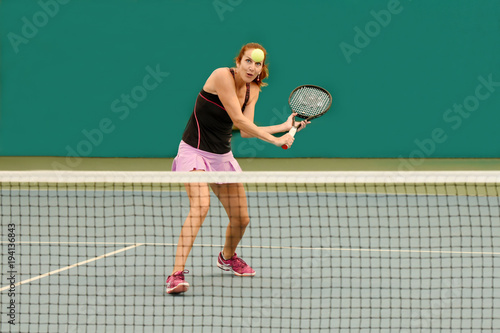 femme jouant au tennis dans un gymnase © AUFORT Jérome