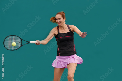 femme jouant au tennis dans un gymnase © AUFORT Jérome