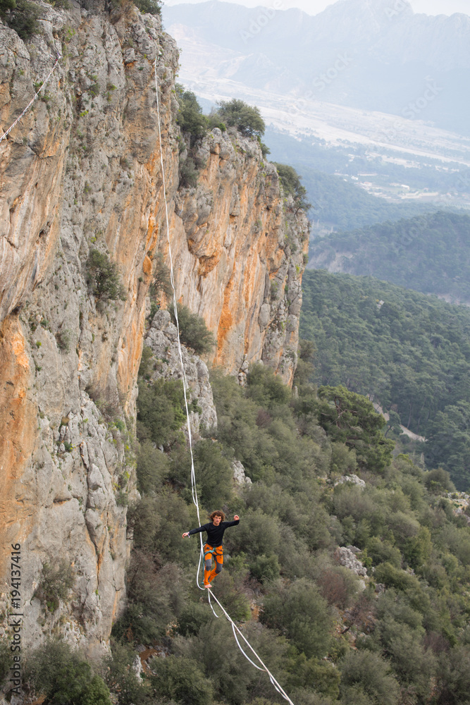 Obraz premium walking after a sling at height between rocks 