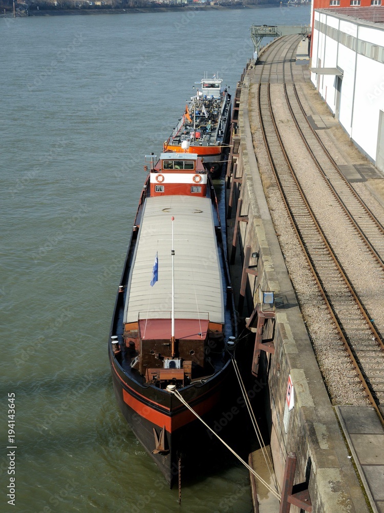 Frachtschiff auf dem Rhein