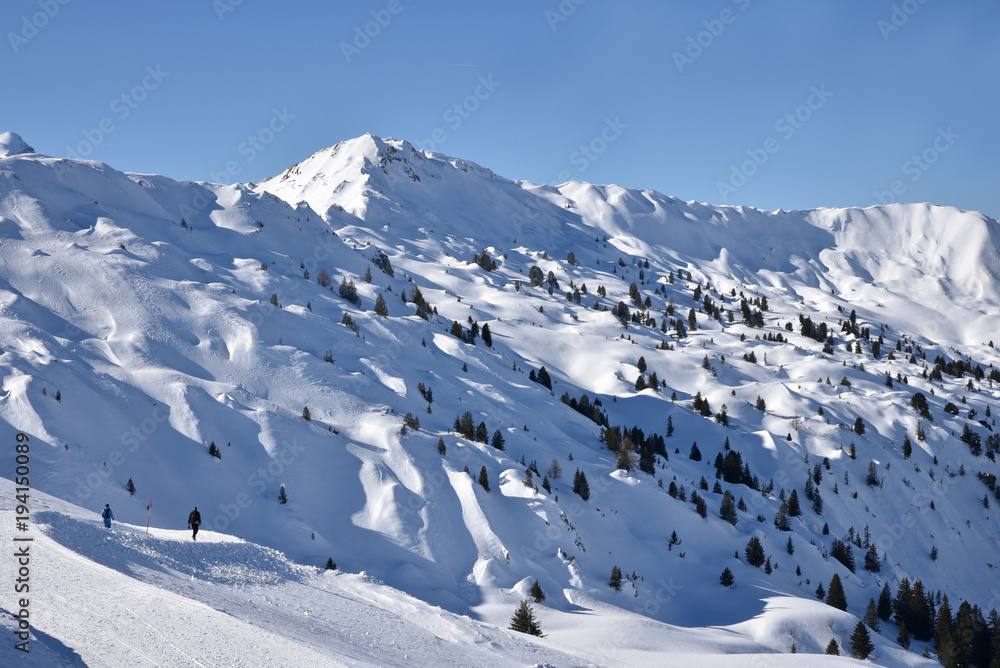 Randonnée dans la neige dans l'Oberland bernois en Suisse