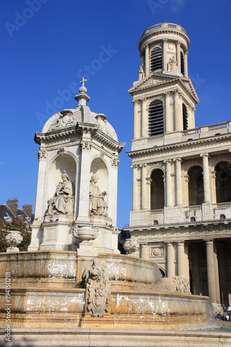 Fontaine de la place Saint-Sulpice à Paris, France