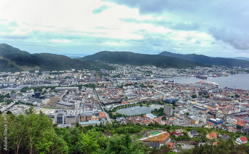 Panorama Blick auf die Stadt Bergen in Norwegen bei typisch grauem Himmel