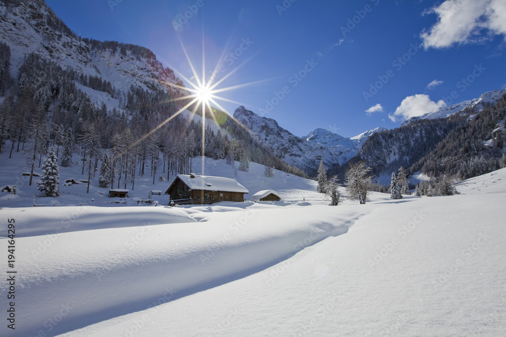 Eine tief verschneite Alm im Salzburger Land / Flachauwinkl / Pongau / Alpen