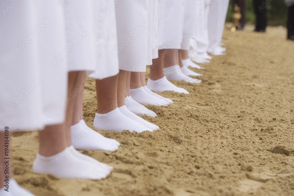 Baptistische Täuflinge vor der Taufe.