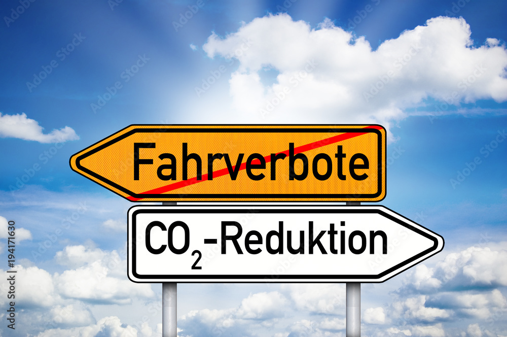 Schild mit Wegweiser und CO2 Reduktion und Fahrverbote Schild mit Wegweiser und CO2 Reduktion und Fahrverbote