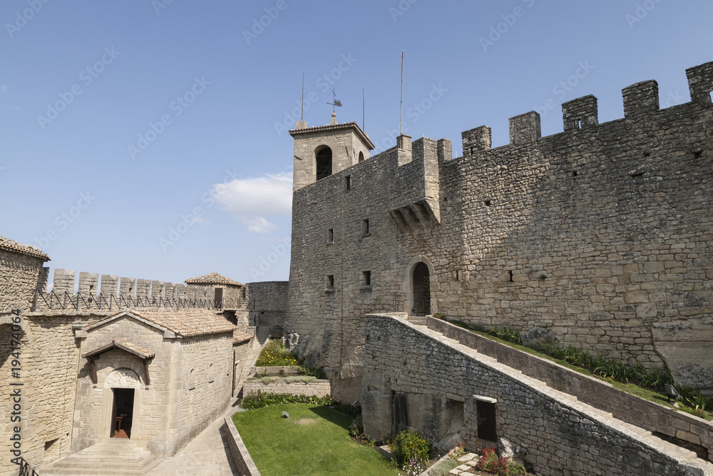 Крепостная стена на горе Монте-Титано
