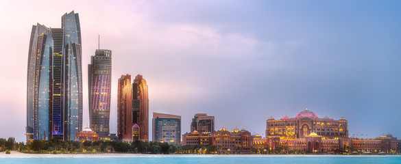 Fotobehang Abu Dhabi Skyline van Abu Dhabi bij zonsopgang  © boule1301