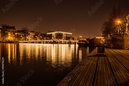 Amsterdam Brücke und Krachten bei Nacht