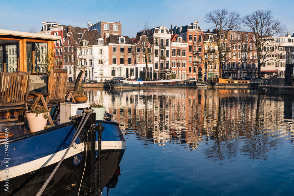 Hausboot, Krachten, Häuser und Spiegelungen in Amsterdam