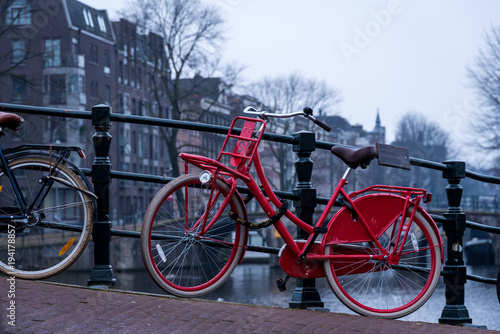 Rotes Fahrrad in Amsterdam