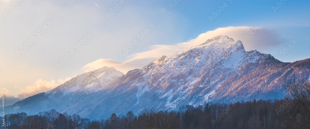 Beschneite Berge in den Alpen, Sonnenuntergang, Panorama