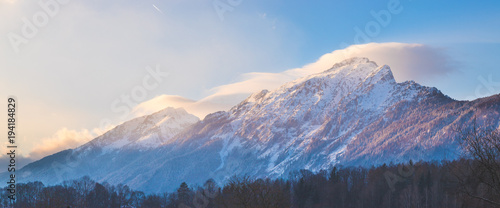 Beschneite Berge in den Alpen, Sonnenuntergang, Panorama