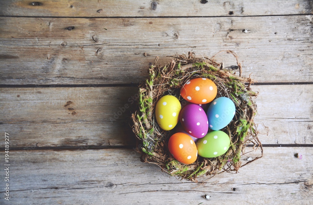 Naklejka premium Grußkarte - Osternest mit Ostereiern - Ostereier bunt
