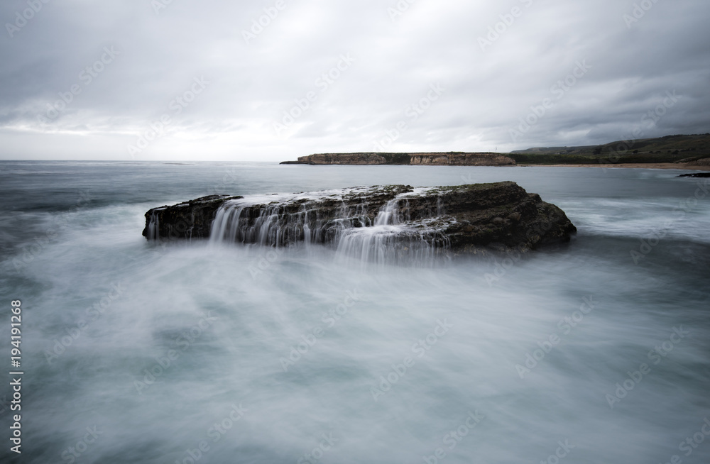 Obraz premium Crazy winter storm crashes on California's Northern Coast