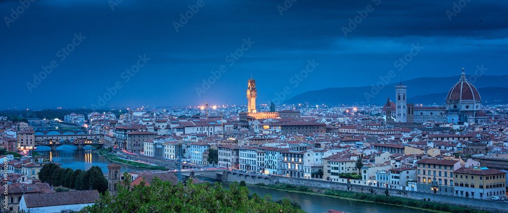 Fototapeta premium Scenic view on Florence, Tuscany in dusk