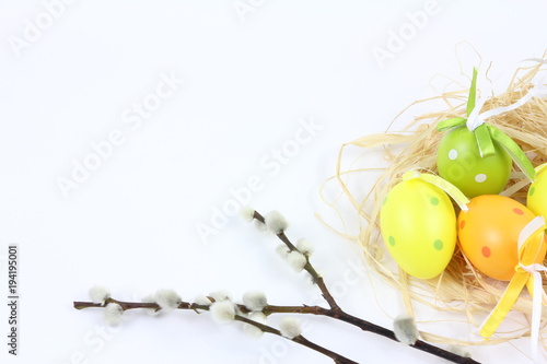 Wielkanoc - Kolorowe pisanki i bazia - białe tło © Cezzar