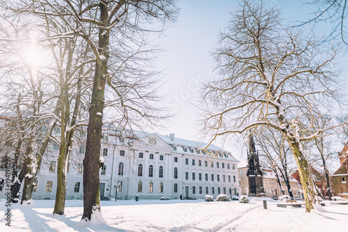 Hauptgebäude der Universität Greifswald im Schnee