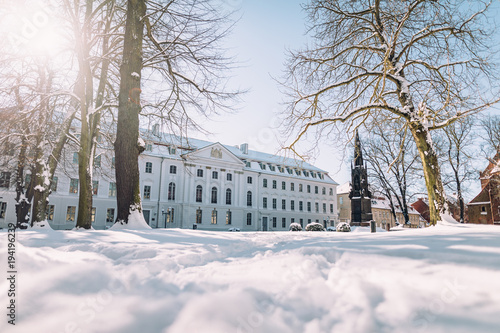 Hauptgebäude der Universität Greifswald im Schnee