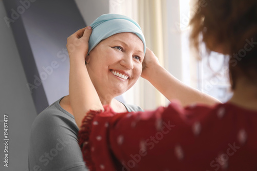 Young woman visiting her mo...