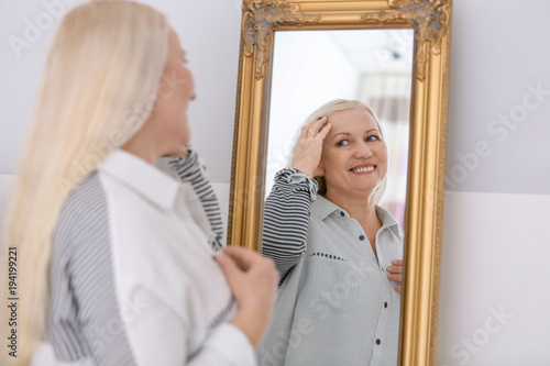 Smiling mature woman standi...