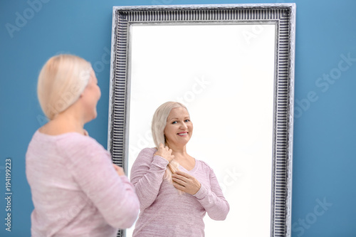 Smiling mature woman standi...