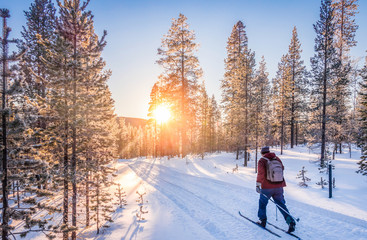 Fotobehang Wintersport Langlaufen in Scandinavië bij zonsondergang  © JFL Photography