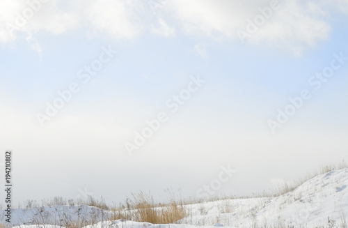 冬　枯草　雪　空　雲　素材 © KSSM tomo