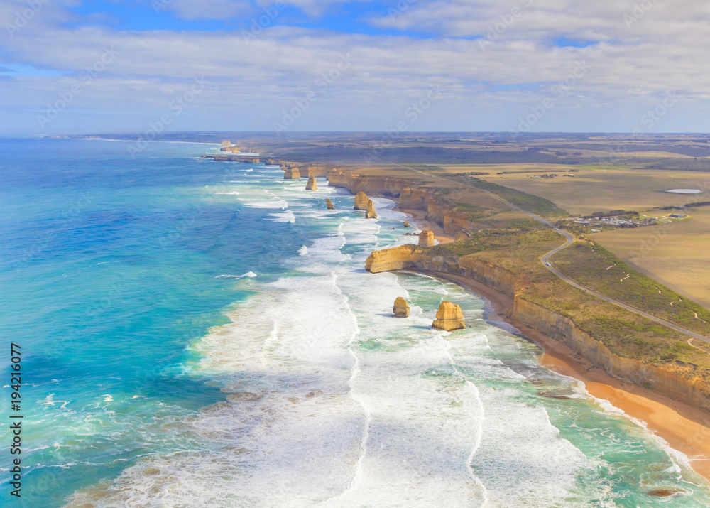 Luftaufnahme der 12 Aposteles an der Great Ocean Road in Südaustralien fotografiert tagsüber im Sommer 2015
