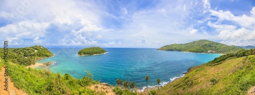 Panoramaaufnahme vom Phromtep View Point auf Phuket mit Blick auf die Insel Ko Man mit türkisfarbenem Wasser fotografiert tagsüber in Thailand im November 2013