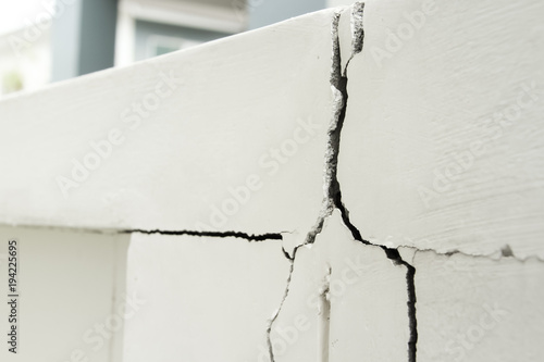 Obraz na płótnie Home problem, building problem wall cracked need to repair w salonie