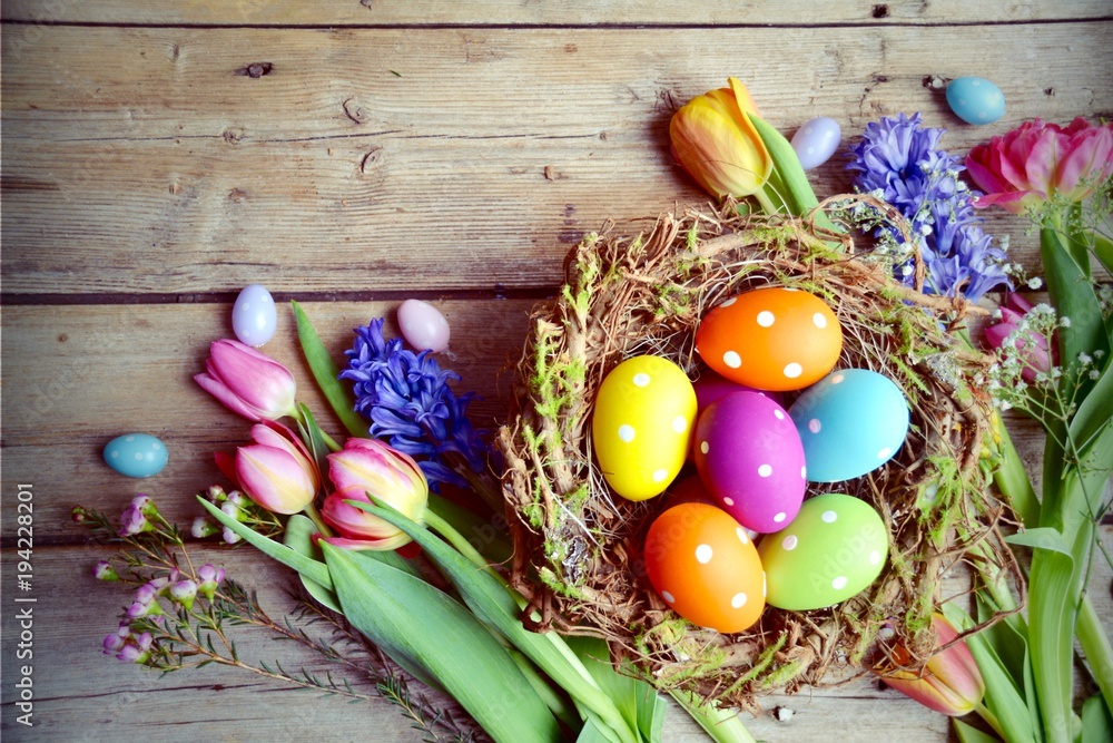 Obraz premium Wielkanoc - gniazdo z jajami na drewnie - vintage