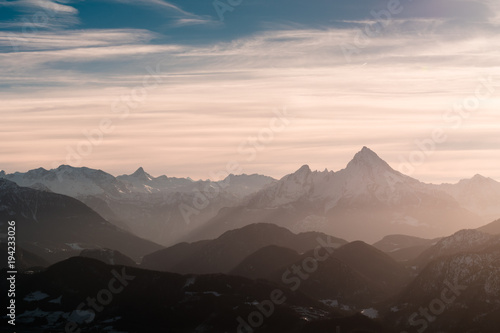 Alpen mit Watzmann im Licht der Sonne mit Sonnenstrahlen