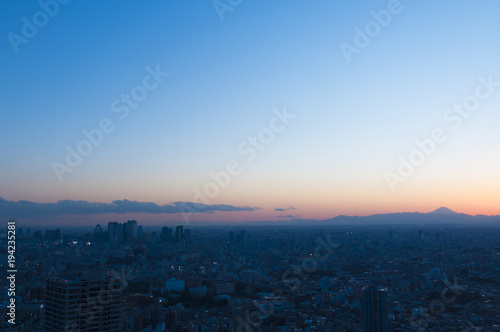 富士山と東京 日没 マジックアワー 池袋から望む新宿・中野方面