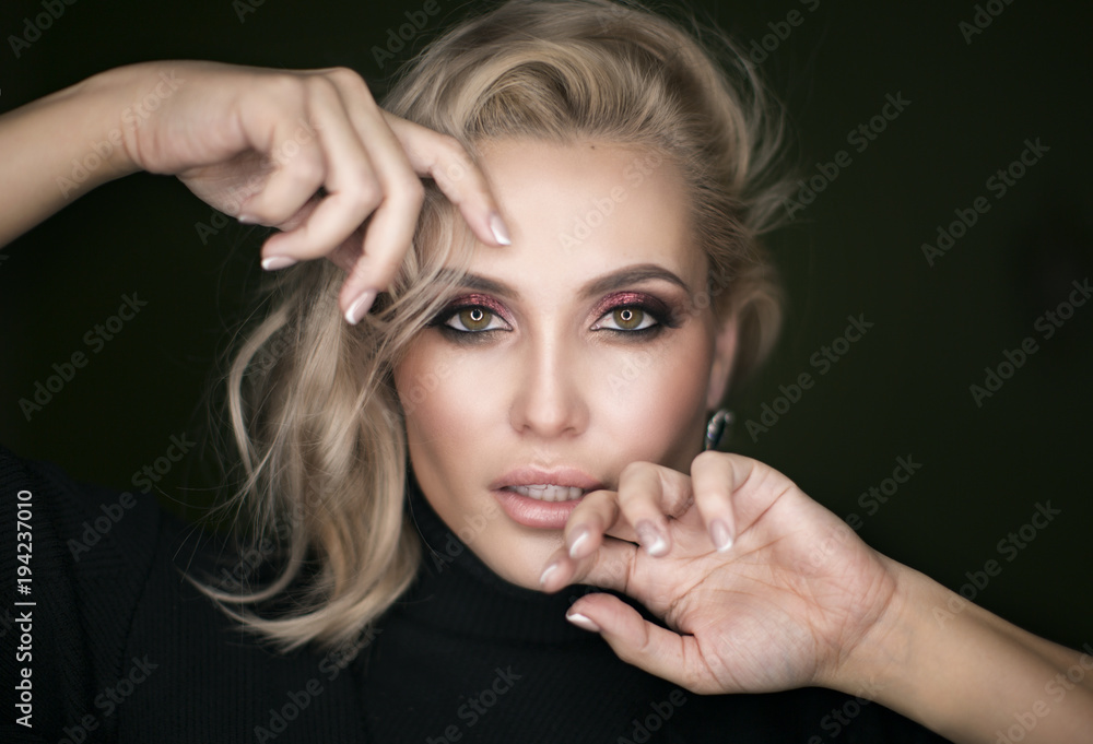 Obraz premium Close-up portrair of tender fashion girl posing