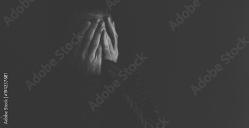 Fotografia Bardzo przygnębiony, płaczący i zrozpaczony człowiek