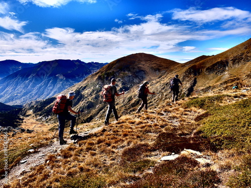 Groupe de randonneurs en file sur la crête de la Montagne 