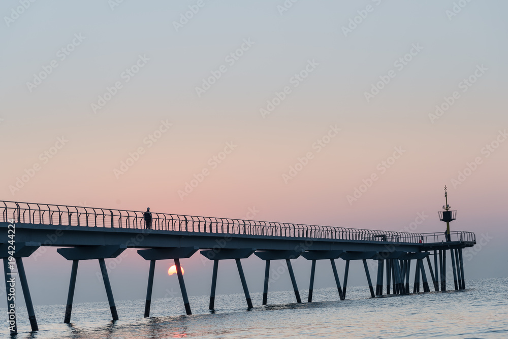 Amanecer , albor en el puente del petróleo (petroli) ,Badalona, Cataluña, España