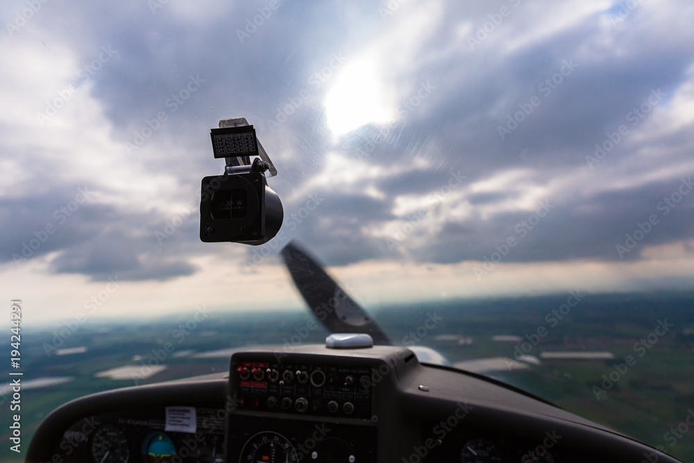 Obraz premium Landscape and cloudy sky seen from inside a sport plane
