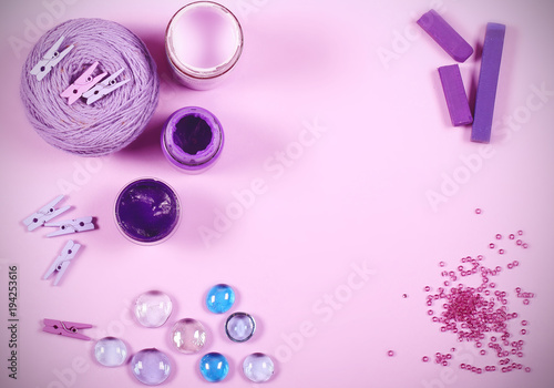 предметы лавандового цвета на фиолетовом фоне 