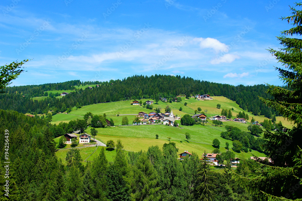 grüne Berglandschaft bei Jenesien oberhalb von Bozen in Südtirol
