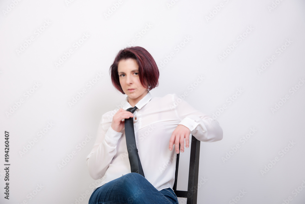 attraktive rothaarige frau weiße bluse krawatte Stock-Foto | Adobe Stock
