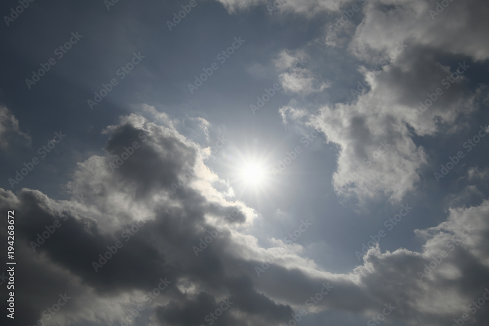 太陽と青空と雲「空想・雲のモンスター」紫外線、覇者、未来、夢などのイメージ