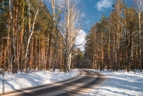 Kręta droga przez las zimą