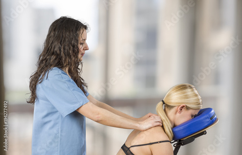 фотографія Chiropractor, physiotherapist examining her patient back and doing decontracting massage