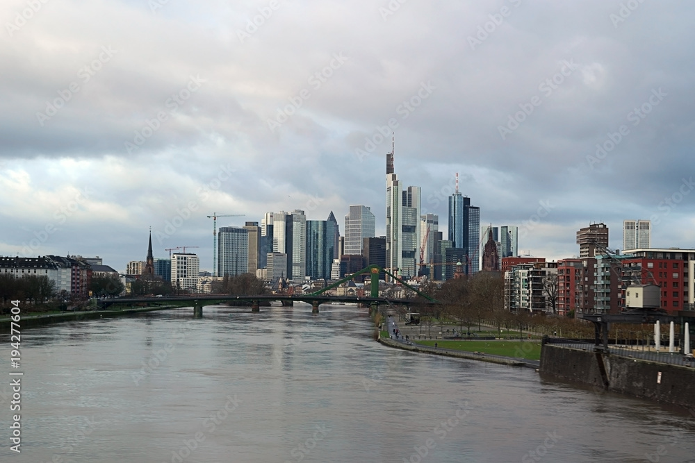 Skyline Bankenviertel Frankfurt / Die Skyline des Bankenviertels in Frankfurt hinter dem Fluss Main.
