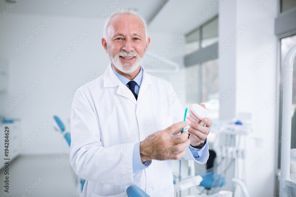 Dentist shows how to wash your teeth correctly Dentist shows how to wash your teeth correctly