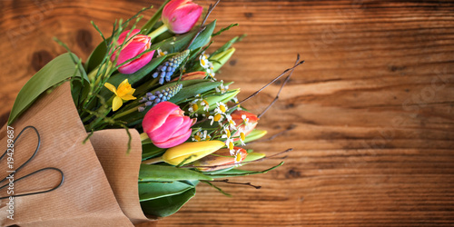 Fototapeta Naklejka Na Ścianę i Meble -  Bouquet of spring flowers on rustic wood