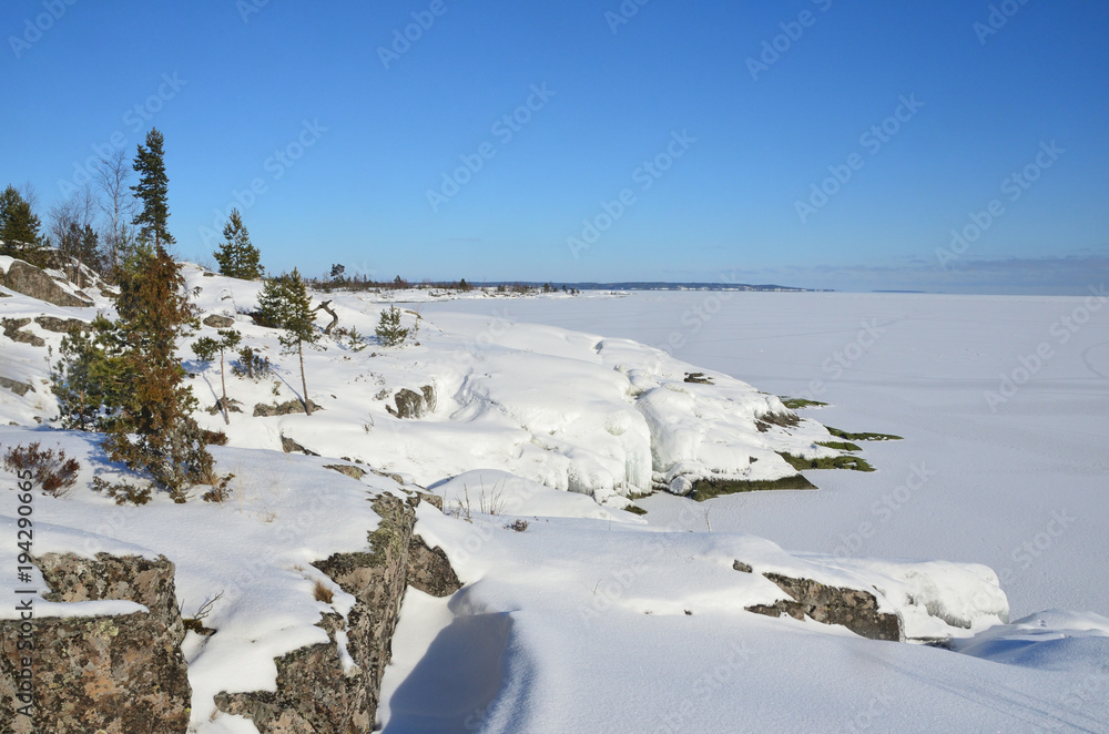 Россия, Ладожское озеро, остров в заливе Муролахти (Кочерга) в солнечный день