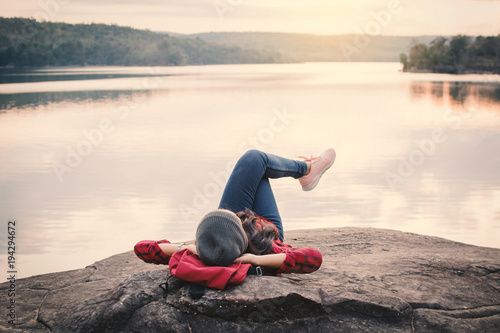 Foto Relaxing moment Asian tourist sleeping on rock waiting for sunset ,enjoying time